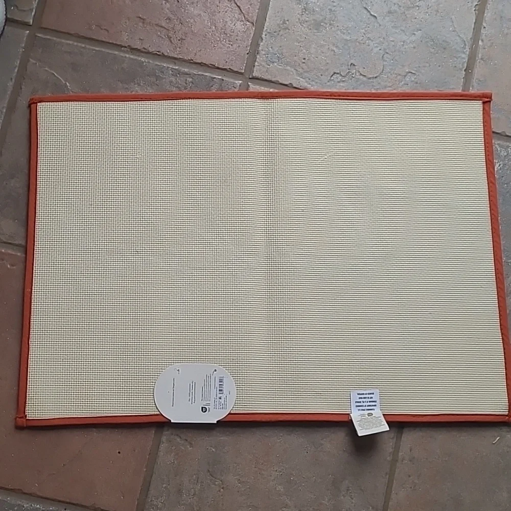 New with tags! Threshold Thankful Bath Mat in Rich Rust 17 x 24